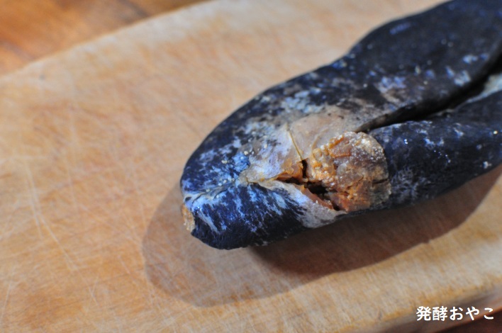 薄皮が破れたカラスミ