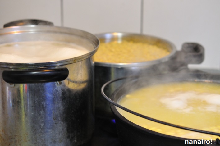 大豆をに煮る3つの鍋