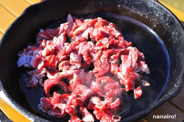 肉を炒めます。