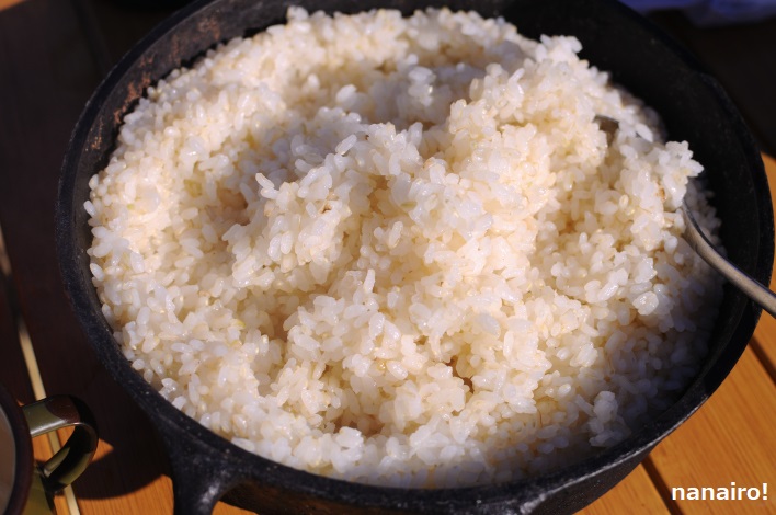 ダッチオーブンで炊いた白米