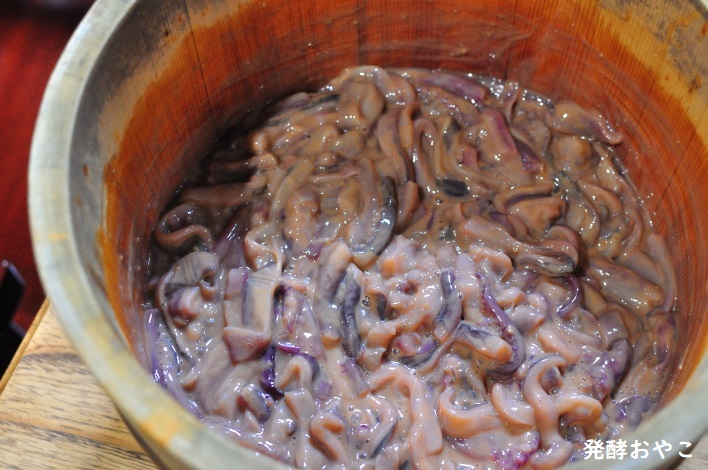 木樽で漬ける塩辛