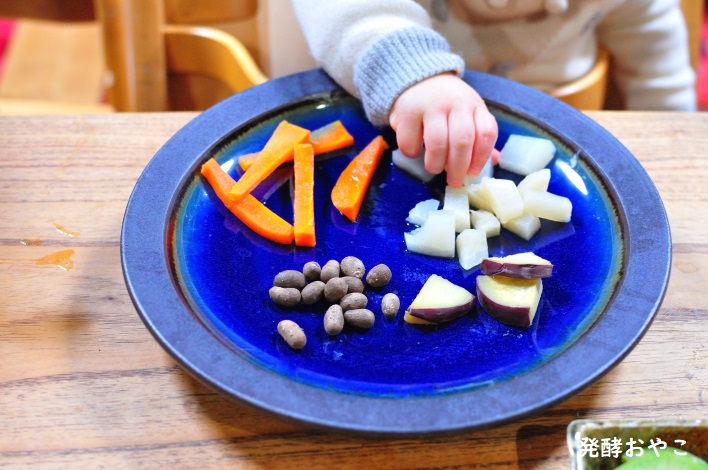 焼き物の皿で離乳食