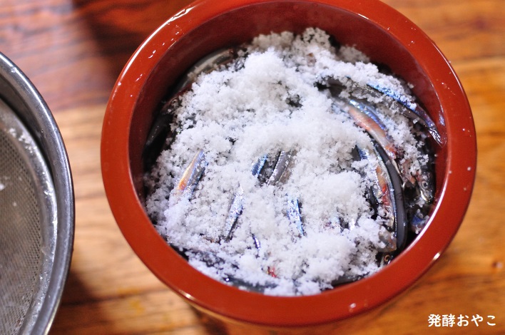 甕に詰めたキビナゴ