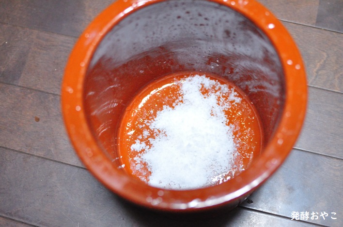 はじめに甕に塩を入れる