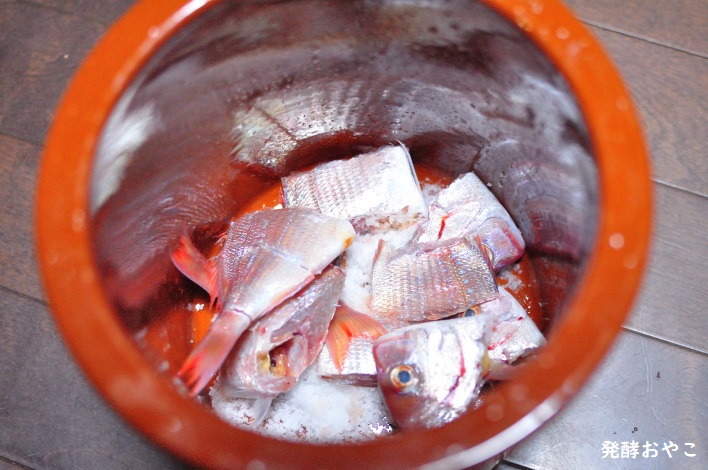 甕にハナダイを詰める