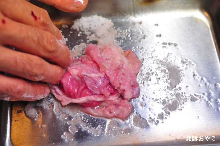 内臓に塩をまぶす