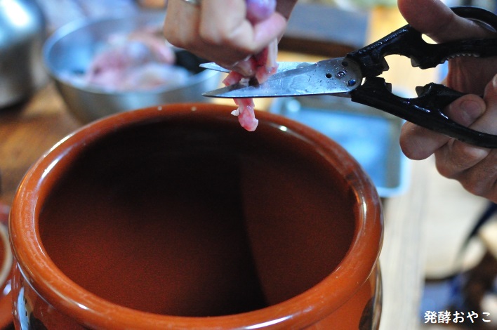 大きい内臓は切りながら詰める