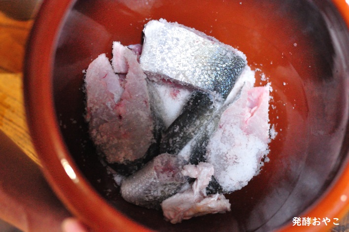 スズキの切り身の断面に塩をすり込む