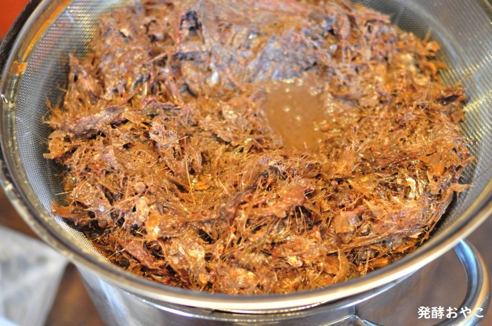 金ザルを使って漉すマイワシの魚醤