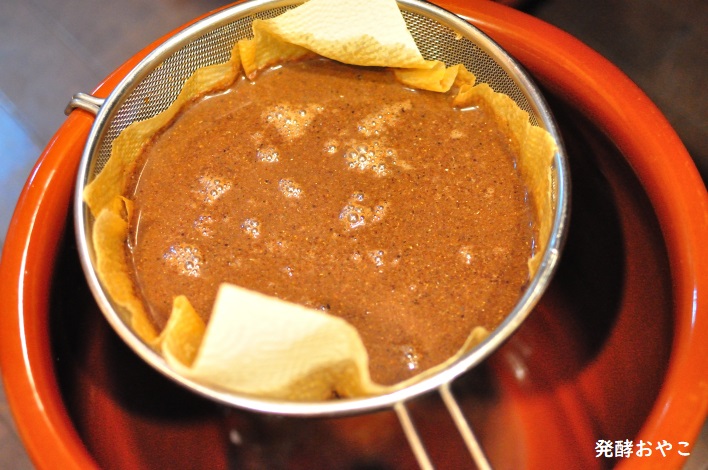 キッチンペーパーをとおして漉す魚醤